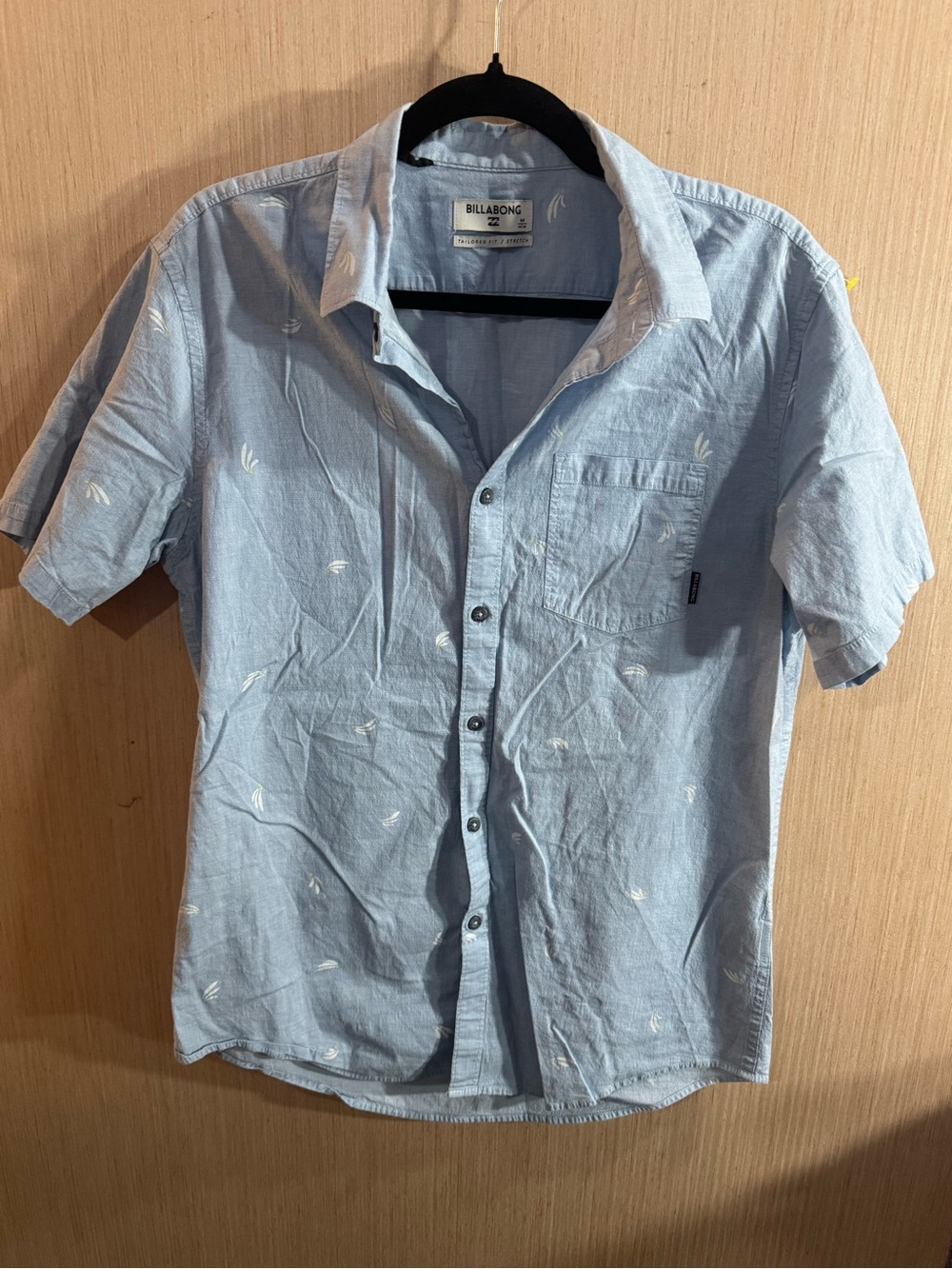 Billabong Tailored Fit Light Blue Short-Sleeve Button-Down Subtle White Print M